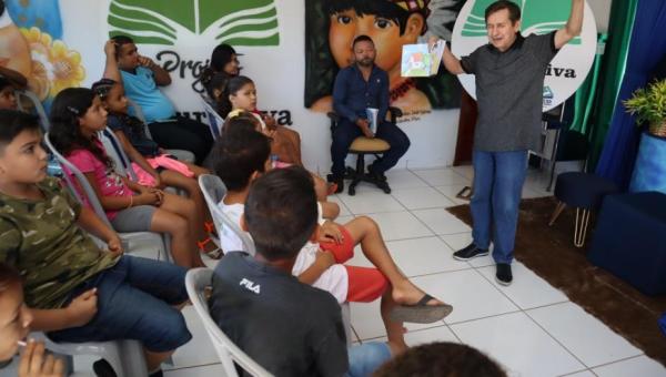Zacarias Martins lança livro  para crianças em Tocantínia