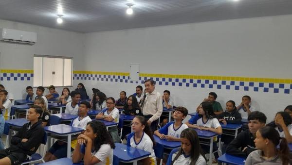 Zacarias Martins leva ação contemplada pelo Edital Aldir Blanc ao Colégio Estadual Anita Cassimiro Moreno 