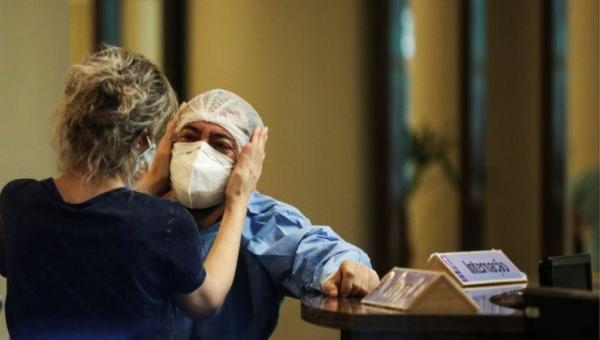 Covid em Manaus: sem oxigênio, pacientes dependem de ventilação manual para sobreviver em Manaus