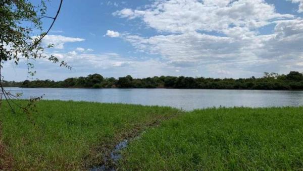 Criança morre após embarcação lotada afundar em lago; piloto foi preso