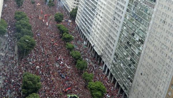 Dia histórico: veja em imagens o mar de gente que festeja o título do Flamengo da Libertadores