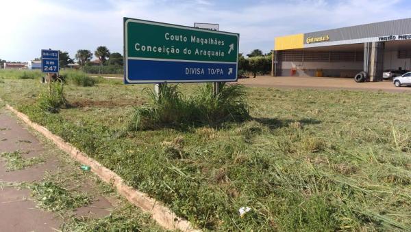 Dr. Kasarin acompanha roço de canteiros em Colinas do Tocantins em seu segundo dia de mandato como prefeito