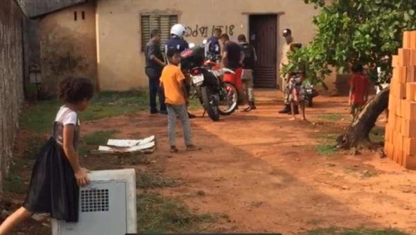 DURANTE A BEBEDEIRA: Marido em fúria dá golpes de facão na própria esposa; amigo tenta impedir e também é ferido