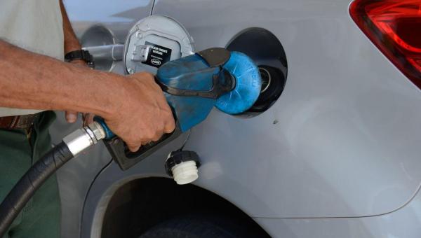 ECONOMIA: Petrobras eleva preço da gasolina em 3,5% e do diesel em 4,2%