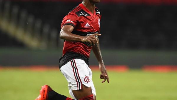 Em estreia pelo Flamengo, Max se emociona com gol contra Nova Iguaçu e revela: 