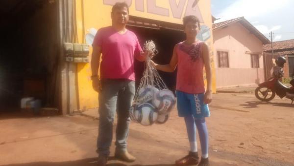 Empresário Leandro da Auto Elétrica Silva faz doação de bolas de futebol para fomentar a prática esportiva em Ananás  