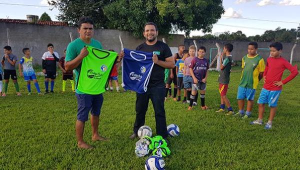 ESPORTE: Rodrigo do Ruraltins doa coletes esportivos para time de Futebol InfantoJuvenil em Ananás