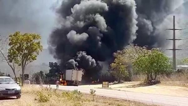 'Estou perdido', diz dono de carreta carregada de água mineral que pegou fogo em rodovia