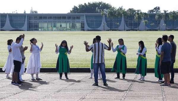 Fiéis fazem dia de jejum e oram por Bolsonaro no Alvorada