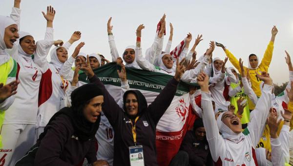 Fifa pressiona Irã para permitir mulheres em estádios de futebol