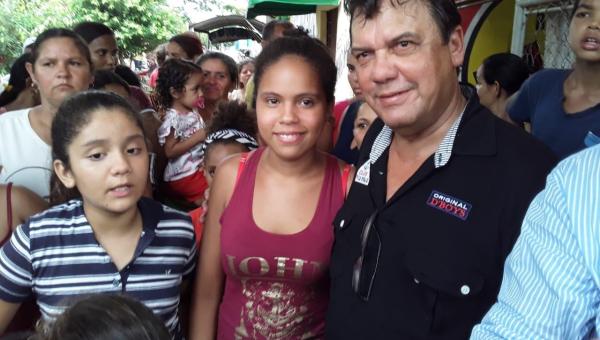 FIM DE ANO: Deputado Fabion Gomes distribui brinquedos para as crianças carentes de Ananás 