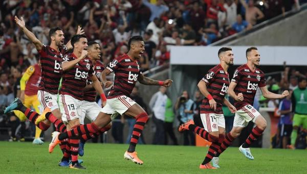 Flamengo gasta combustível no início, cansa no fim, mas é carregado pela torcida após nove anos às quartas da Libertadores