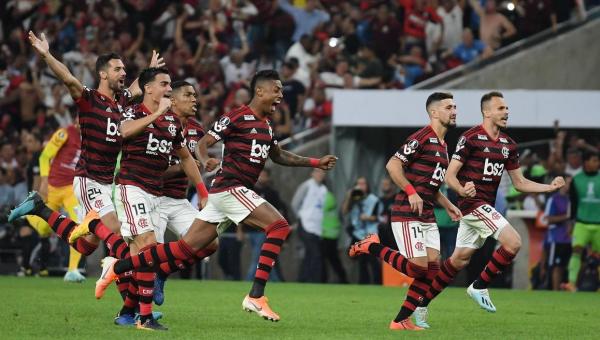 Flamengo gasta combustível no início, cansa no fim, mas é carregado pela torcida após nove anos às quartas da Libertadores