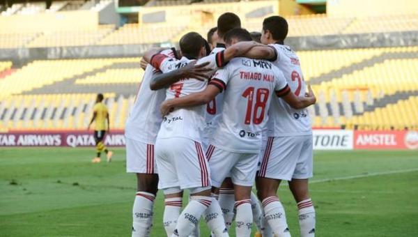 Flamengo supera desfalques, se segura no fim contra o Barcelona e se recupera na Libertadores