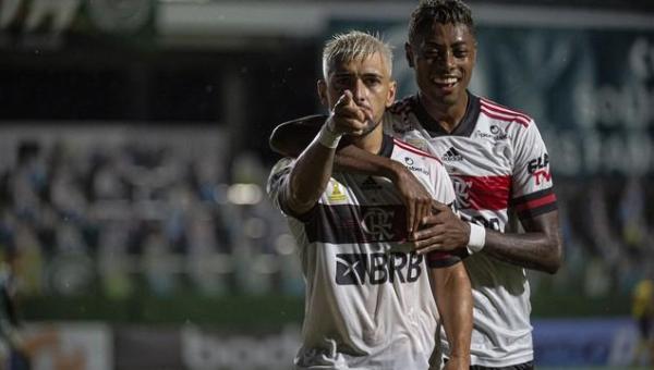 Flamengo vence após três jogos, entra no G-4 e afunda o Goiás na zona de rebaixamento