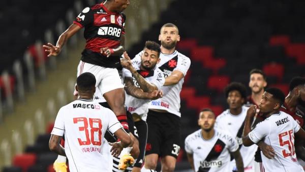 Flamengo vence clássico, cola no líder Internacional e deixa Vasco próximo à zona de rebaixamento