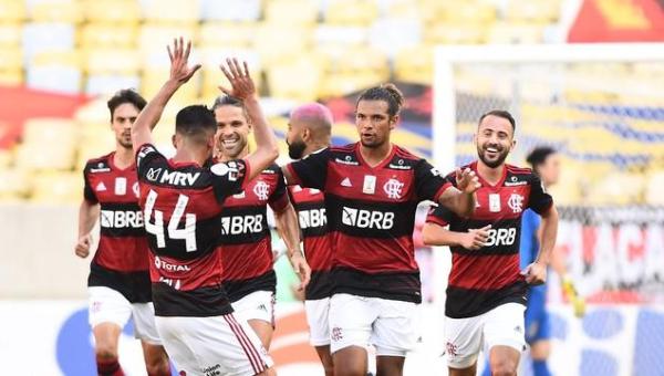 Flamengo vence, mantém sonho do Bi e complica o Corinthians