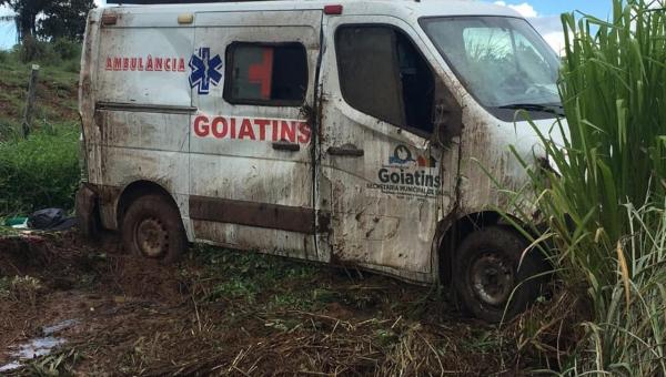 GOIATINS: ambulância tomba em rodovia e enfermeira que estava no veículo socorre motorista desacordado
