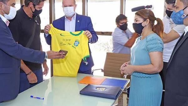Governador Carlesse recebe jogador pentacampeão Edmílson Moraes e coloca Tocantins à disposição de projetos esportivos e sociais