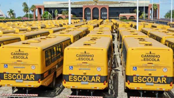 Governador garante transporte exclusivo para alunos da rede estadual nas 3 maiores cidades do Tocantins