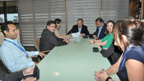 Governador Mauro Carlesse assina contratos com a Caixa para implantação de aeroporto em São Félix