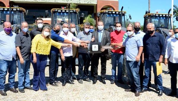 Governador Mauro Carlesse finaliza entrega de maquinários pesados aos municípios tocantinenses