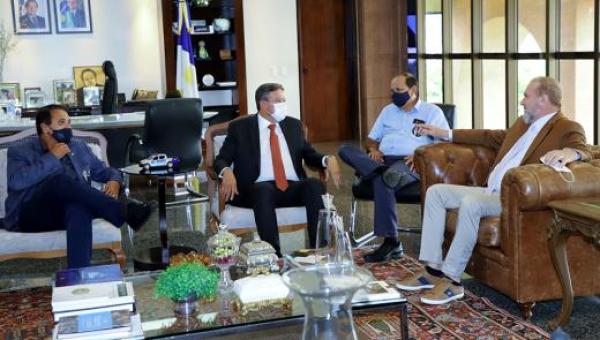 Governador Mauro Carlesse recebe visita de deputados federais liderados por Arthur Lira