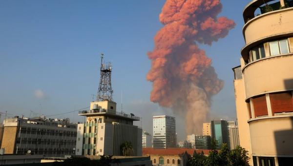 Grande explosão atinge área portuária de Beirute; governo cita 'alto número de feridos'