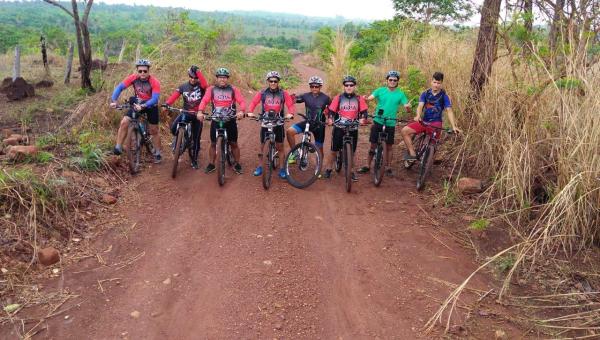 Grupo de Amigos se reúnem para praticar ciclismo em Ananás