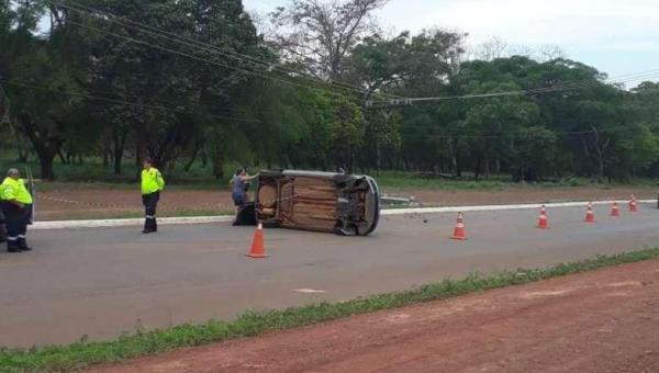 Idoso de 80 anos fica ferido após carro tombar no meio de avenida