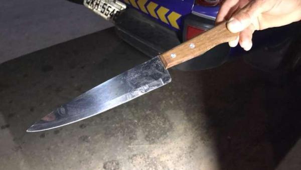 Idoso de quase 80 anos mata homem com facada no peito dentro da própria casa