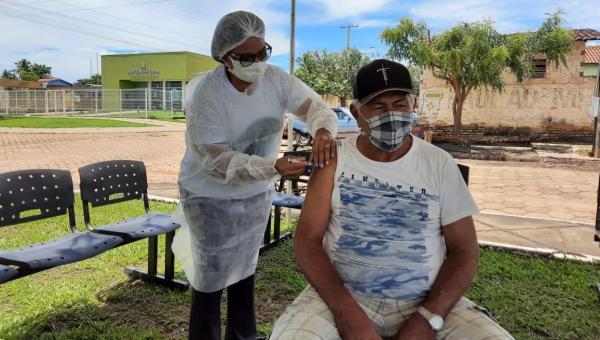 Idosos comemoram vacina contra COVID-19 em Xambioá 