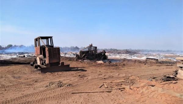 Incêndio aconteceu em Dueré, no sul do estado. Fogo teria começado em uma mata e atingiu fazendas vizinhas até chegar ao galpão da madeireira.