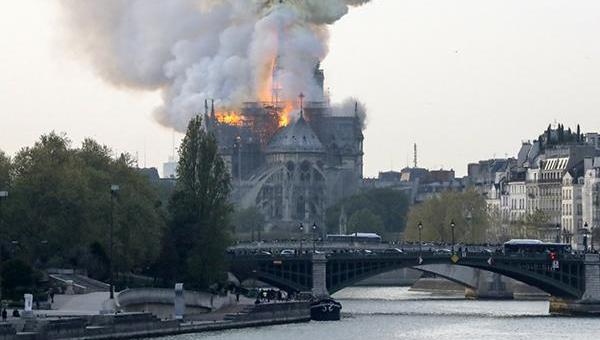 Incêndio atinge a Catedral de Notre-Dame, em Paris