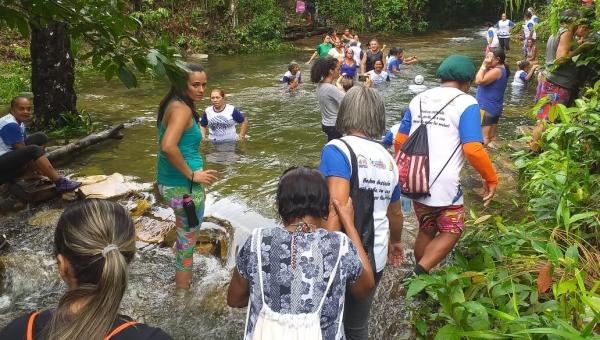 INTEGRAÇÃO SOCIAL: Idosos de Programa Social e jovens aprendizes realizam limpeza de córrego em Xambioá 