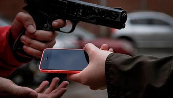 Ladrões em moto assaltam jovens na porta de casa em Ananás e roubam celulares