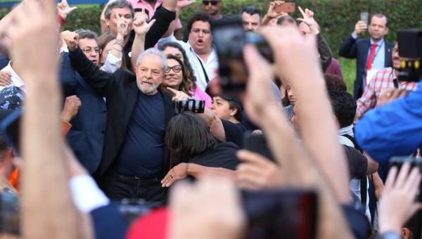 Lula deixa a prisão em Curitiba, agradece a militantes e critica Lava Jato