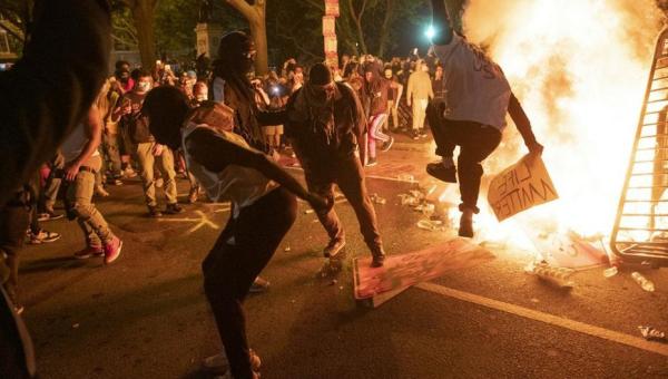 Manifestantes desafiam toque de recolher e EUA vivem crise histórica