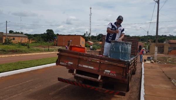 MÃO NA MASSA: Secretário de Meio Ambiente de Angico  ajuda a equipe de serviços gerais