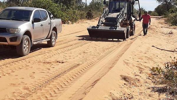 Máquinas entregues pelo governador Carlesse recuperam estradas em comunidades quilombolas do Jalapão e de Arraias