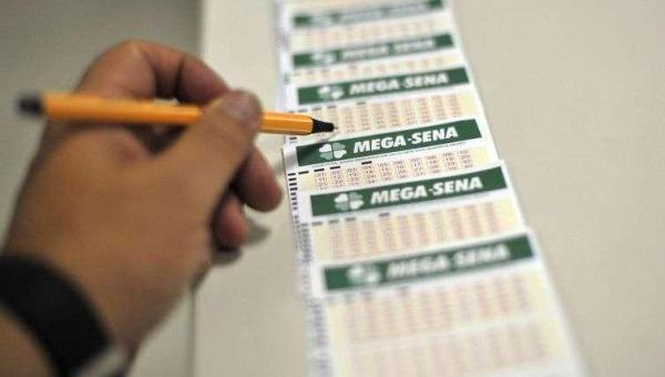 Mega-Sena acumula e vai pagar R$ 15 milhões quarta-feira