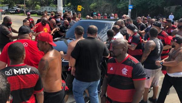 Membros de torcidas organizadas do Flamengo realizam protesto no Ninho do Urubu
