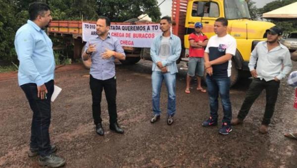 Moradores interditam novo trecho da TO-010 e exigem representante do Governo