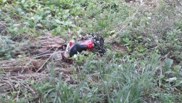 Motociclista perder o controle em curva e morre ao bater em árvore