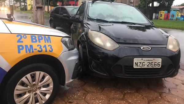 Motorista bêbado é preso depois de provocar acidente na frente de delegacia