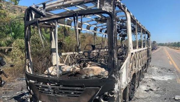 Motorista de ônibus que transportava pacientes diz que veículo pegou fogo após motor estourar