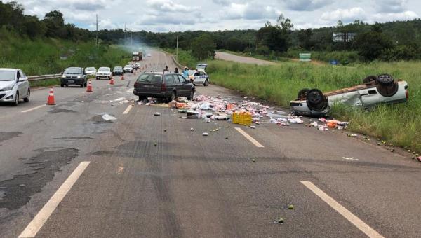 Mulher fica ferida após se envolver em acidente e capotar carro na BR-010