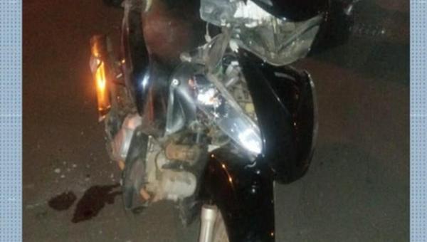 Mulher morre e homem fica ferido após colisão entre carro e moto em cruzamento de Araguaína