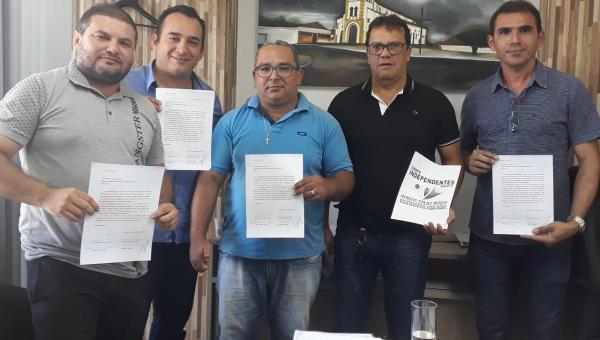 Na Assembleia Legislativa do Tocantins, representantes do grupo independentes protocolam ofício junto ao Deputado Estadual Fabion Gomes (PR) reivindicando alguns benefícios à comunidade de Ananás