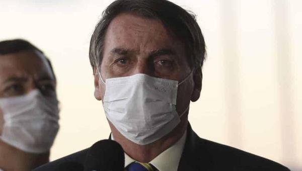 Bolsonaro sanciona lei que torna obrigatório o uso de máscara